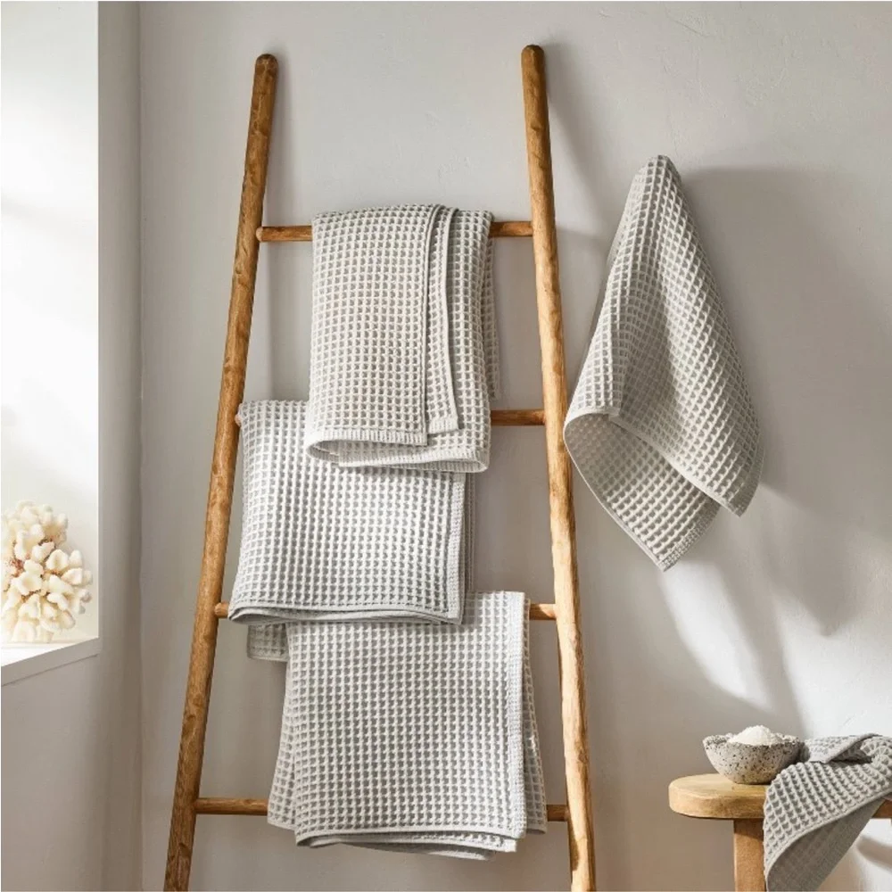 CASALUNA NWT 100% cotton waffle bath towel -gray